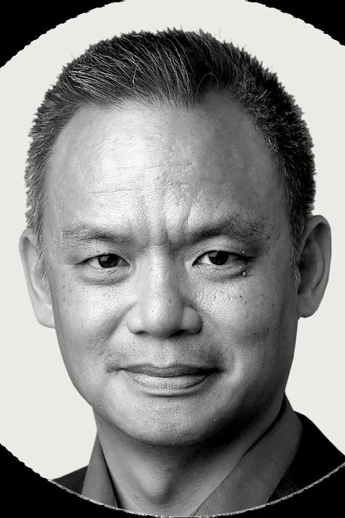 Jason Rotmensz interpretando a Mayor/Unnamed Police Officer (voice)