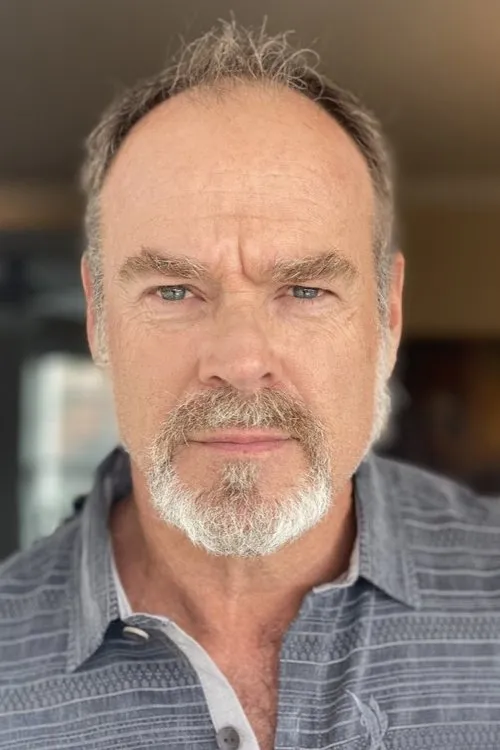 Jason Saucier interpretando a Max