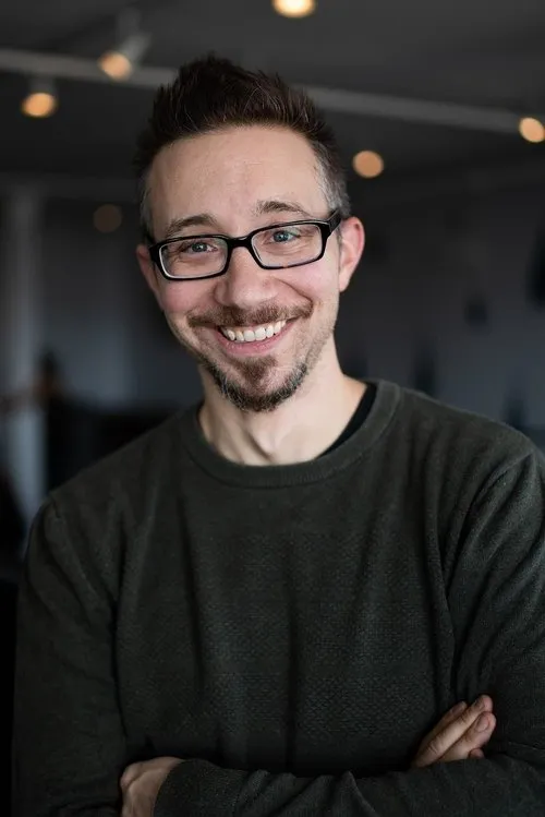 Jason Yachanin interpretando a Himself