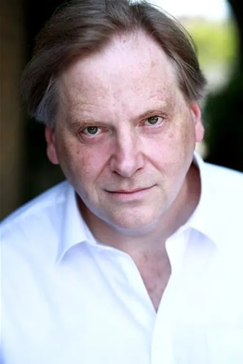 Jasper Jacob interpretando a Klaus