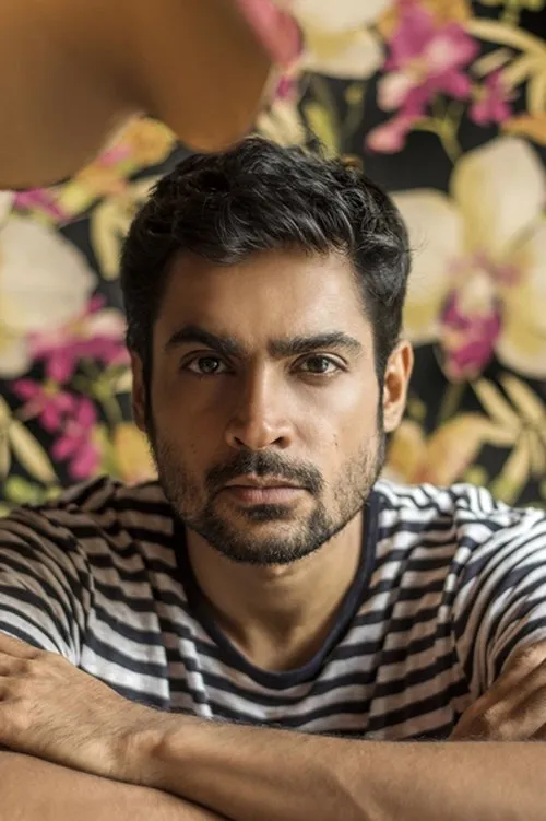 Jatin Goswami interpretando a Akshay