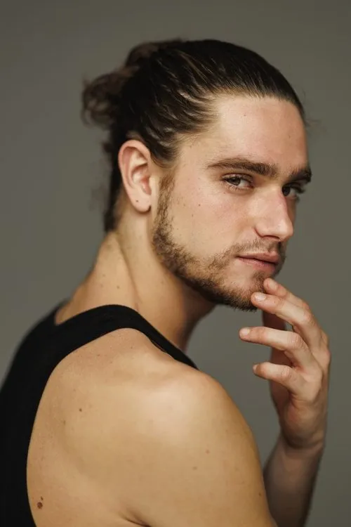 Javier Butler interpretando a Lucas