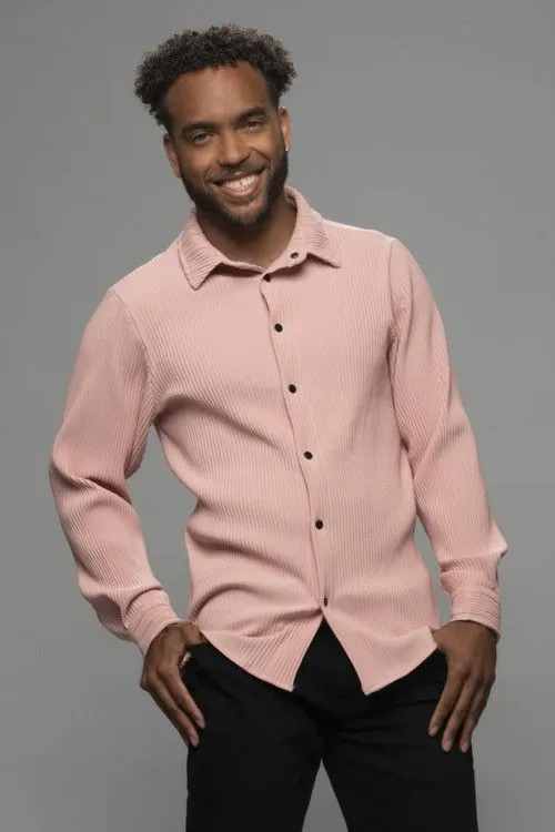 Javier Mcintosh interpretando a Leon