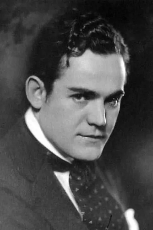 Jay Belasco interpretando a Customer