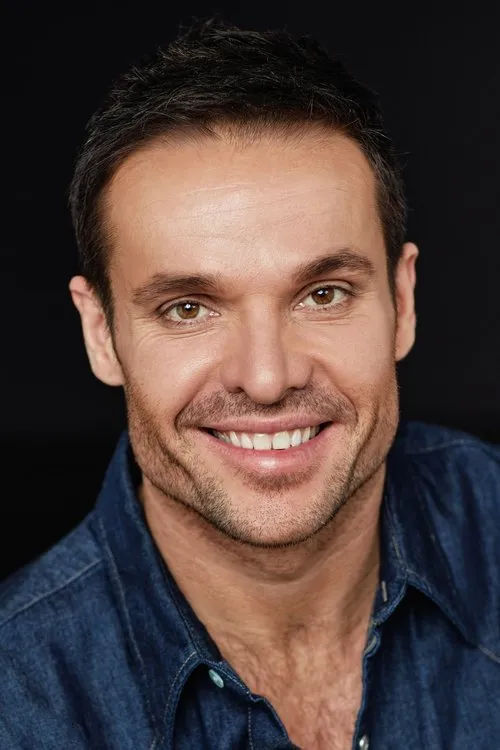 Jay Bowen interpretando a Steve Jenkins