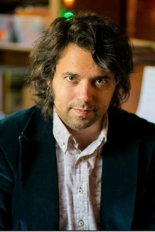 Jay Gonzalez interpretando a Himself