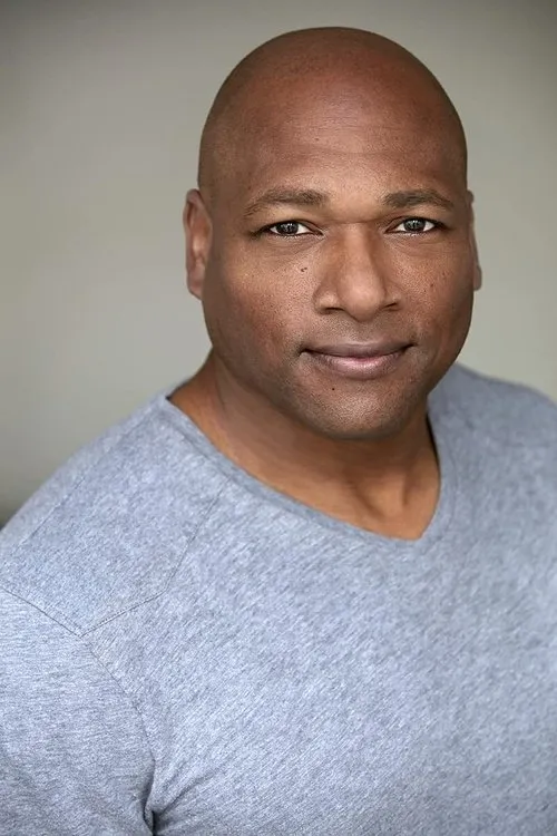 Jay Jee interpretando a Security Guard (Jay)