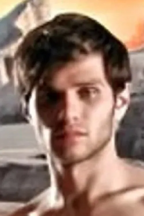 Jay Jones interpretando a Lawrence