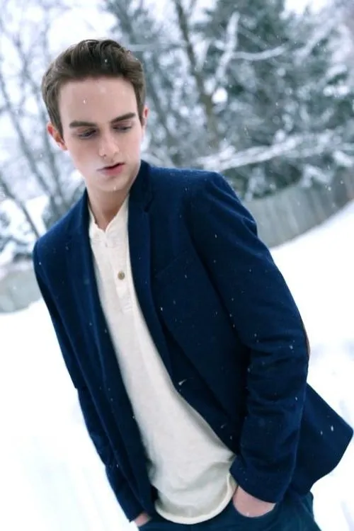 Jay Renshaw interpretando a Gavin