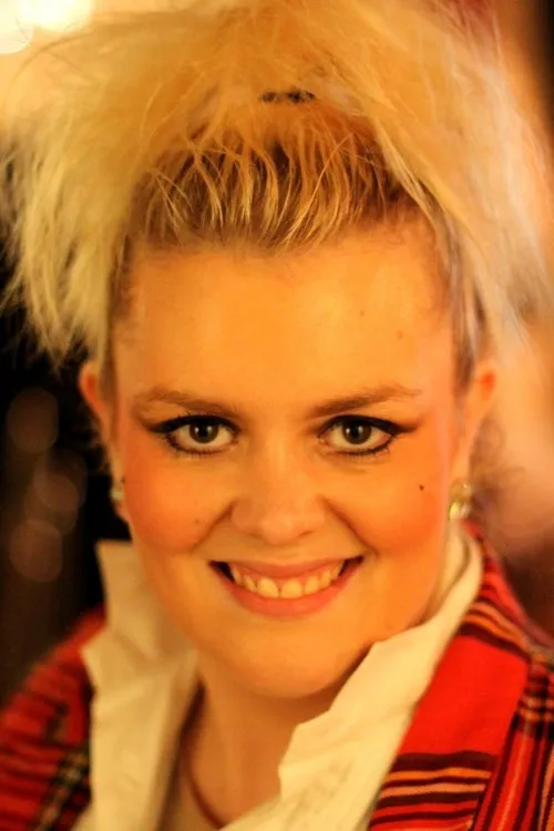 Jayde Adams interpretando a Miss Bourne