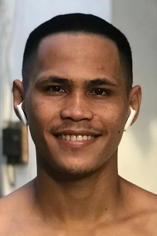 Jayson Mama interpretando a Self