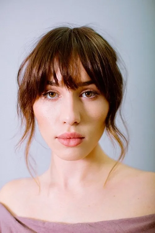 Jazlyn Yoder interpretando a Theresa