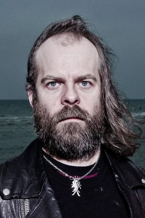 JB Christoffersson interpretando a Vocals