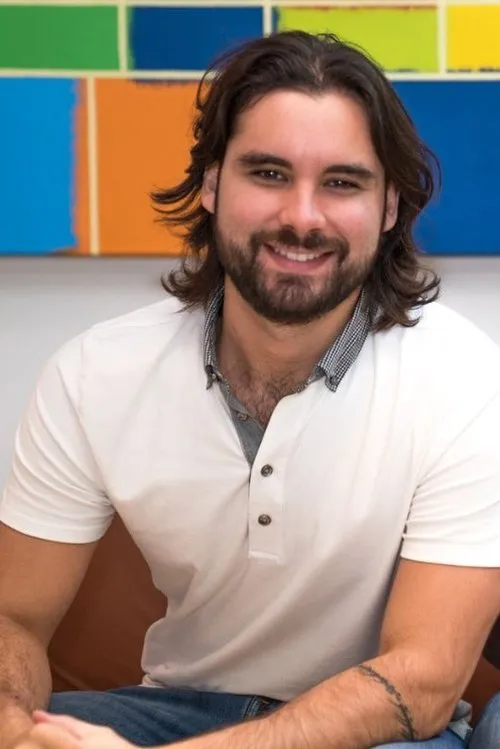 Jean Carlo Carreras interpretando a Miguel