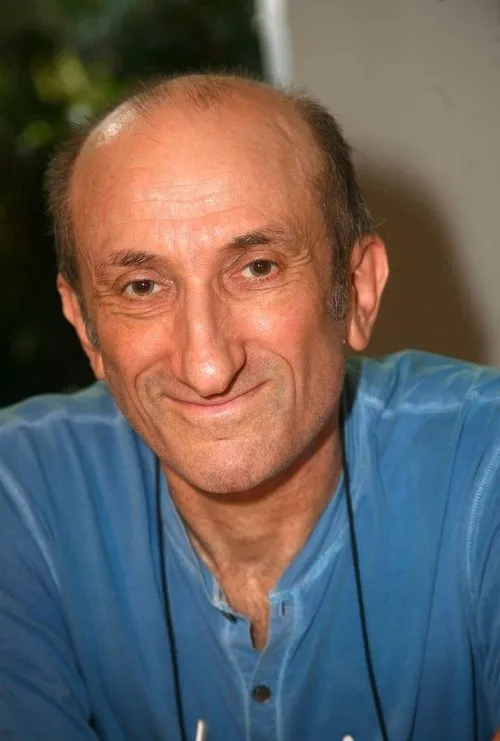 Jean-François Dérec interpretando a le patron de l'hôtel