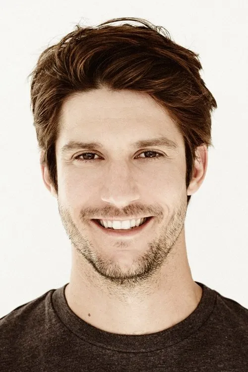 Jean-Sébastien Courchesne interpretando a Benju