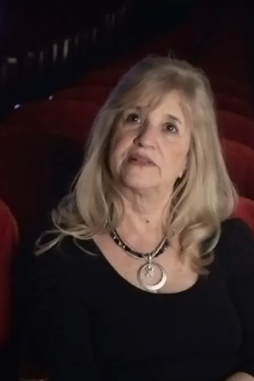 Jeanette Lynn Dundas interpretando a Theater Fan