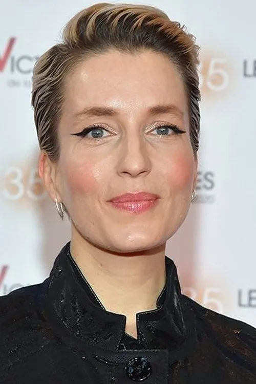 Jeanne Added interpretando a Self