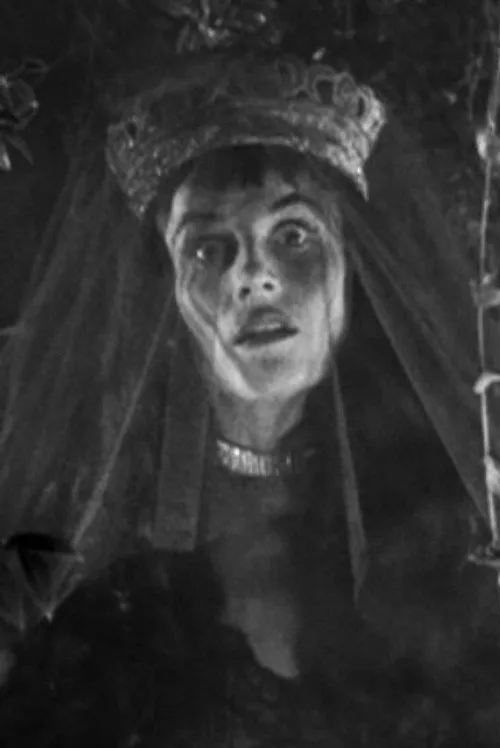 Jeannie Stevens interpretando a The Vampire