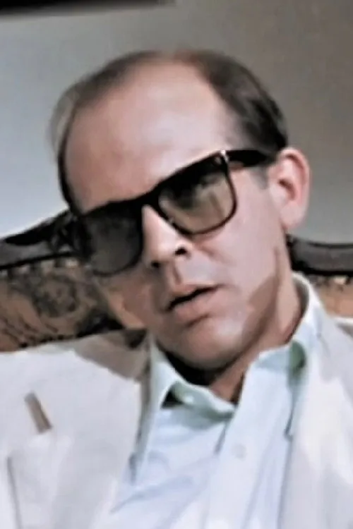 Jeff Alexander interpretando a Wallace