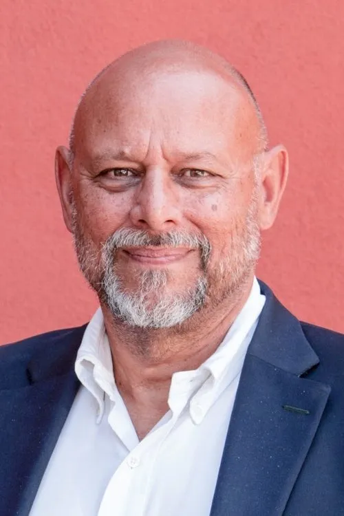 Jeff Atik interpretando a One (Charlie)