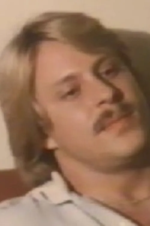 Jeff Conrad interpretando a 