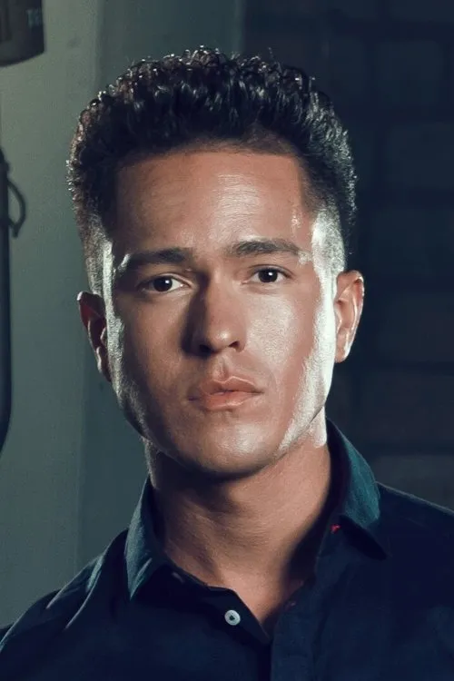 Jeff Lima interpretando a Carlos