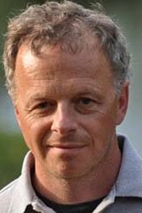 Jeff Lumby interpretando a Winston Rothschild