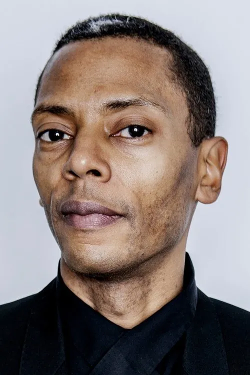 Jeff Mills interpretando a Himself