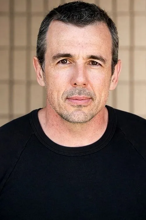 Jeff Prewett interpretando a Robber 1