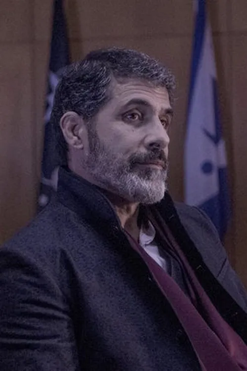 Jeff Seymour interpretando a Steve Maletti