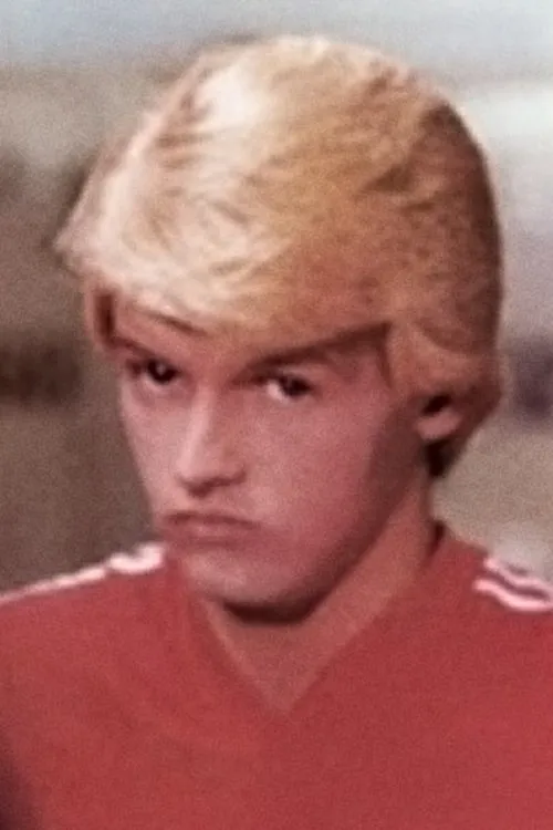 Jeff Stevens interpretando a Blonde Glory Hole Occupant