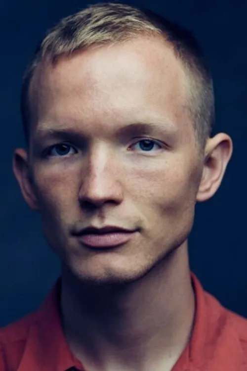 Jefferson White interpretando a Dave