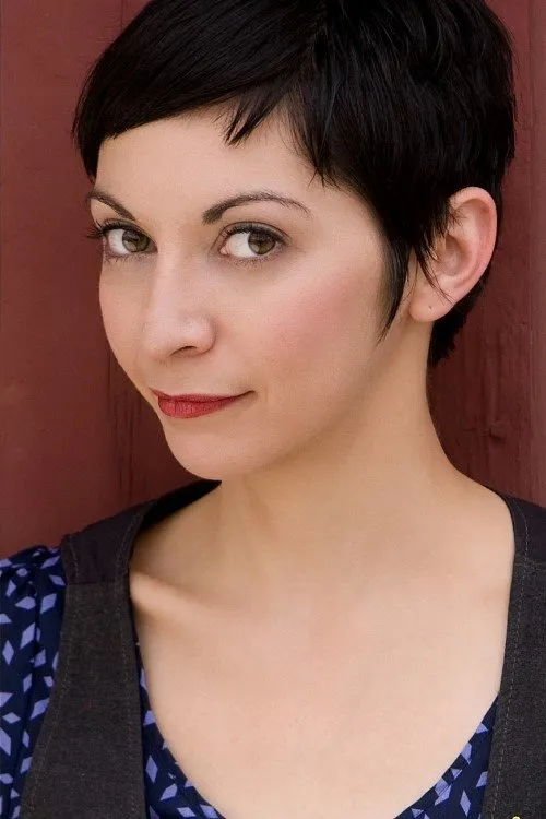 Jen Brown interpretando a Alita (voice)