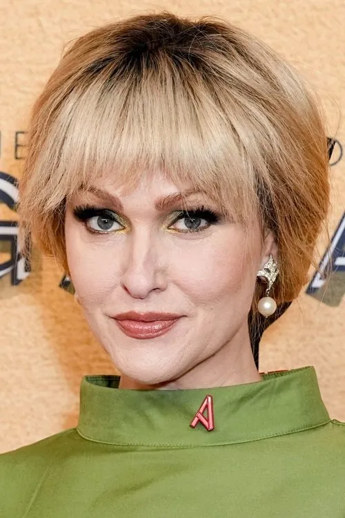 Jenn Lyon interpretando a Focus Group Woman #3