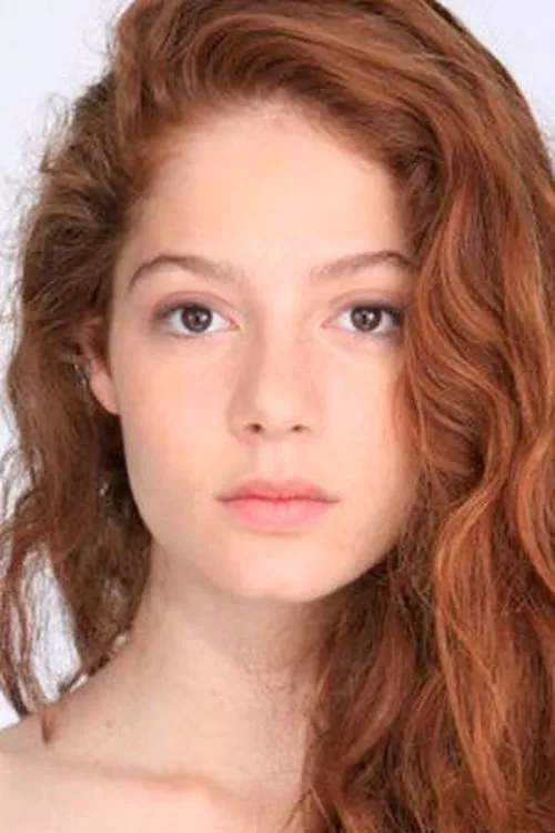 Jenna Thiam interpretando a Isadora