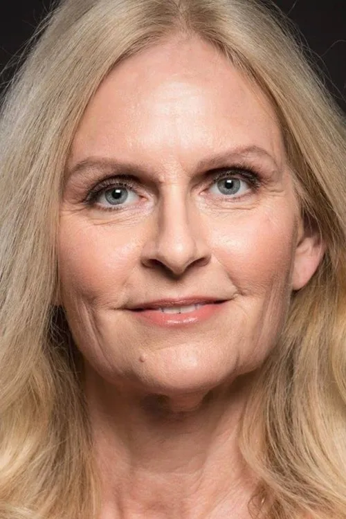 Jennifer Emett interpretando a Woman