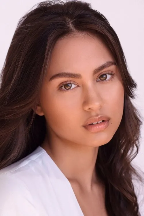 Jennifer Ens interpretando a Mona