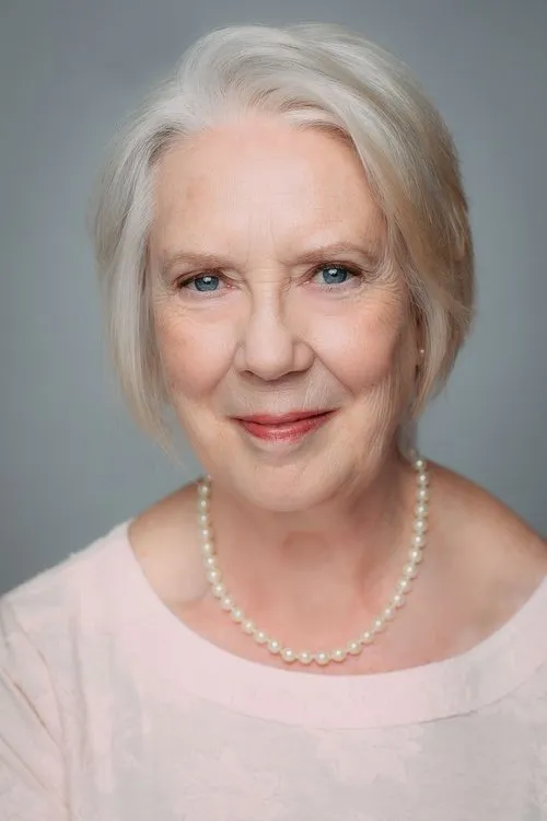 Jennifer Higgin interpretando a Maeve