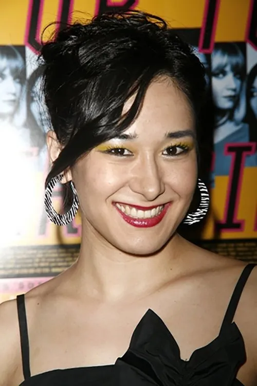 Jennifer Ikeda interpretando a Grooming Proprietor