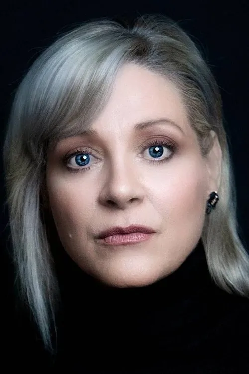 Jennifer Leigh Houston interpretando a Alex