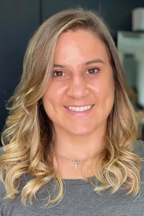 Jennifer Maia interpretando a Self