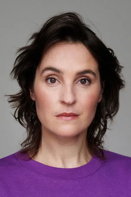 Jennifer Sabel interpretando a Louisa