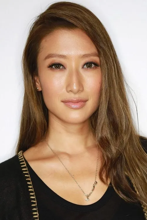 Jennifer Tse interpretando a Jennifer