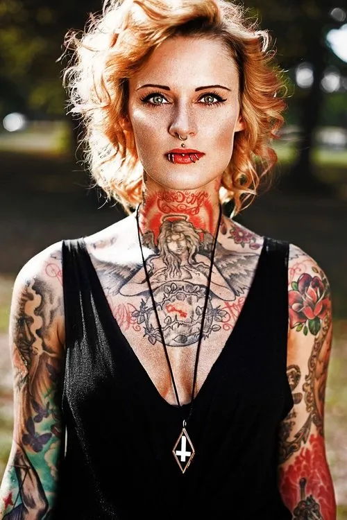 Jennifer Weist — personaje: Self - Host