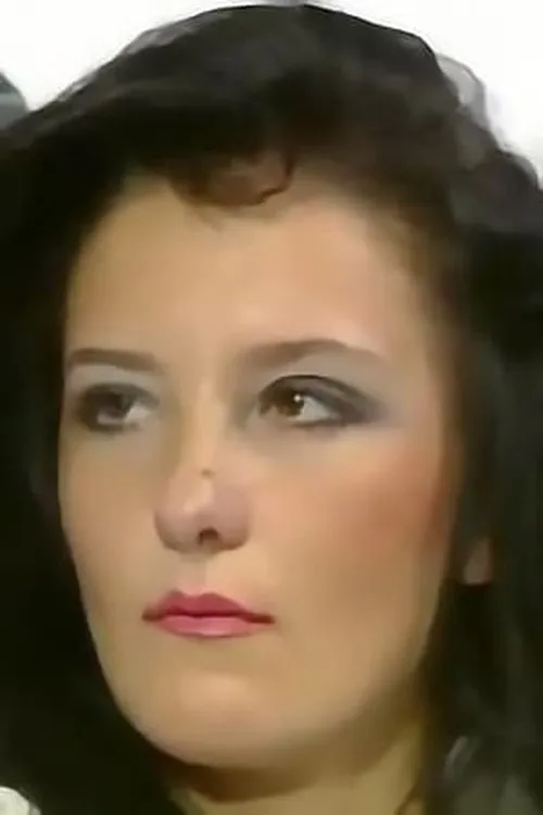 Jennifer interpretando a (archive footage)