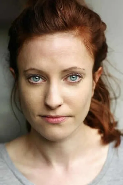 Jenny Harrold interpretando a Jenny