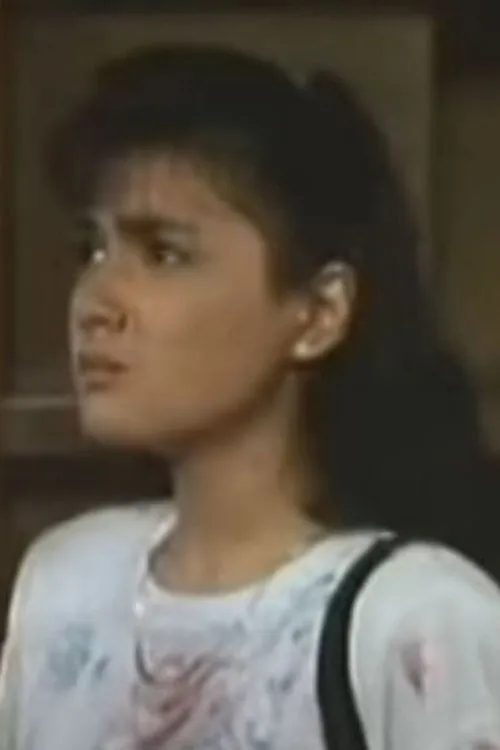 Jenny Lyn interpretando a Ella