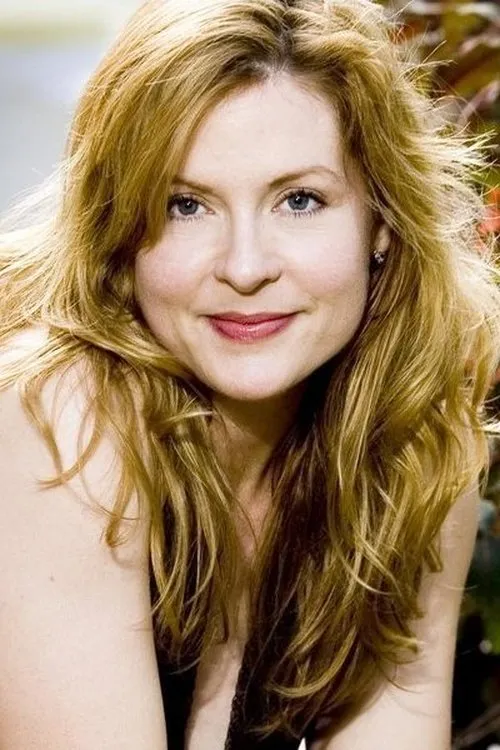 Jenny Robertson interpretando a Joyce Ives