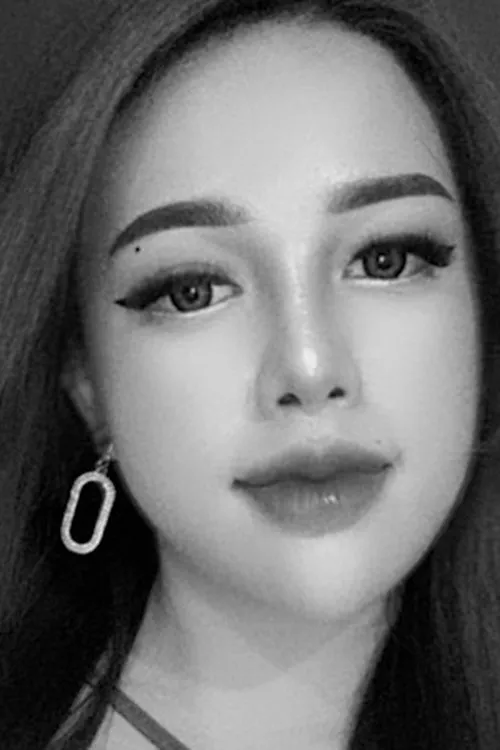 Jenny Wang interpretando a Caroline